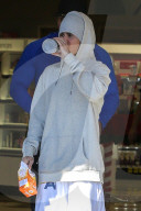 PEOPLE - Justin Bieber ganz in Weiss am Black Friday