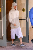 PEOPLE - Justin Bieber ganz in Weiss am Black Friday