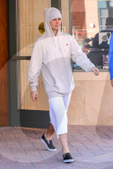 PEOPLE - Justin Bieber ganz in Weiss am Black Friday