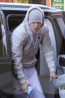 PEOPLE - Justin Bieber ganz in Weiss am Black Friday