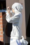 PEOPLE - Justin Bieber ganz in Weiss am Black Friday