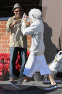 PEOPLE - Justin Bieber ganz in Weiss am Black Friday