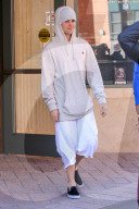 PEOPLE - Justin Bieber ganz in Weiss am Black Friday