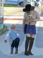 PEOPLE - Klein Luca tanzt fŸr Mama Hillary Duff 