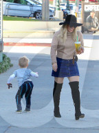 PEOPLE - Klein Luca tanzt fŸr Mama Hillary Duff 