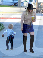 PEOPLE - Klein Luca tanzt fŸr Mama Hillary Duff 