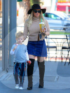 PEOPLE - Klein Luca tanzt fŸr Mama Hillary Duff 