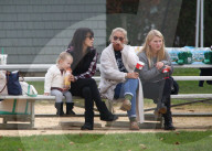 PEOPLE - Alec und Hilaria Baldwin spielen am 'Turkey Bowl' in East Hampton