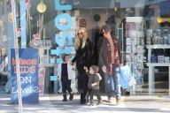 PEOPLE - Rachel Zoe mit ihren 3 'Boys' unterwegs'