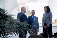 PEOPLE - Michelle Obama überwacht die Lieferung des Weihnachtsbaumes