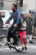 PEOPLE - Famke Janssen und Cole Frates teilen sich ein Velo in Soho