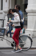 PEOPLE - Famke Janssen und Cole Frates teilen sich ein Velo in Soho