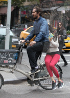 PEOPLE - Famke Janssen und Cole Frates teilen sich ein Velo in Soho
