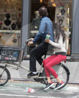 PEOPLE - Famke Janssen und Cole Frates teilen sich ein Velo in Soho
