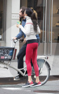 PEOPLE - Famke Janssen und Cole Frates teilen sich ein Velo in Soho