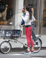 PEOPLE - Famke Janssen und Cole Frates teilen sich ein Velo in Soho