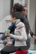 PEOPLE - Famke Janssen und Cole Frates teilen sich ein Velo in Soho