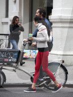 PEOPLE - Famke Janssen und Cole Frates teilen sich ein Velo in Soho