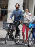 PEOPLE - Famke Janssen und Cole Frates teilen sich ein Velo in Soho