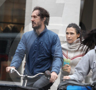 PEOPLE - Famke Janssen und Cole Frates teilen sich ein Velo in Soho