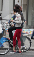 PEOPLE - Famke Janssen und Cole Frates teilen sich ein Velo in Soho