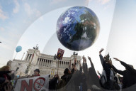 NEWS - Protestmarsch in Rom gegen den Klimagipfel