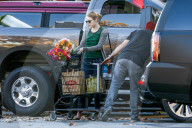 EXKLUSIV - Emma Stone kauft Blumen in Malibu
