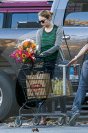 EXKLUSIV - Emma Stone kauft Blumen in Malibu