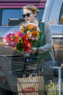EXKLUSIV - Emma Stone kauft Blumen in Malibu