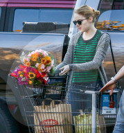EXKLUSIV - Emma Stone kauft Blumen in Malibu