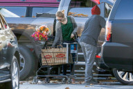EXKLUSIV - Emma Stone kauft Blumen in Malibu