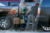 EXKLUSIV - Emma Stone kauft Blumen in Malibu