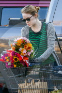 EXKLUSIV - Emma Stone kauft Blumen in Malibu