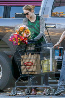 EXKLUSIV - Emma Stone kauft Blumen in Malibu