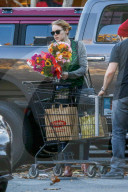 EXKLUSIV - Emma Stone kauft Blumen in Malibu