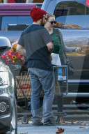 EXKLUSIV - Emma Stone kauft Blumen in Malibu