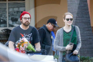 EXKLUSIV - Emma Stone kauft Blumen in Malibu