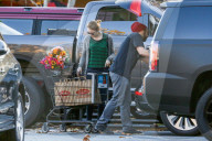EXKLUSIV - Emma Stone kauft Blumen in Malibu