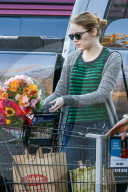 EXKLUSIV - Emma Stone kauft Blumen in Malibu
