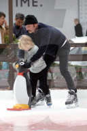 EXKLUSIV - Liev Schreiber mit seinen Sšhnen auf der Schlittschuhbahn
