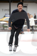 EXKLUSIV - Liev Schreiber mit seinen Sšhnen auf der Schlittschuhbahn