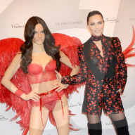PEOPLE - Adriana Lima mit ihrem Victoria's Secret Engel bei Madame Tussauds 