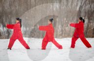 FEATURE - Chinesische Lehrer und Schüler trainieren Tai Chi im Schnee