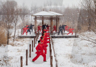 FEATURE - Chinesische Lehrer und Schüler trainieren Tai Chi im Schnee