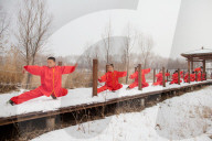 FEATURE - Chinesische Lehrer und Schüler trainieren Tai Chi im Schnee