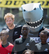 PEOPLE - Prinz Harry geht mit dem Maskottchen auf Tuchfühlung