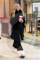 PEOPLE - Rachel Zoe im "Wallhalla-Look" auf Reisen