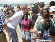 PEOPLE - Prinz Harry mit 'Surfers Not Street Children' am Beach von Durban