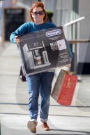 PEOPLE - Alyson Hannigan schleppt eine neue Kaffemaschine nach Hause