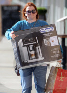PEOPLE - Alyson Hannigan schleppt eine neue Kaffemaschine nach Hause